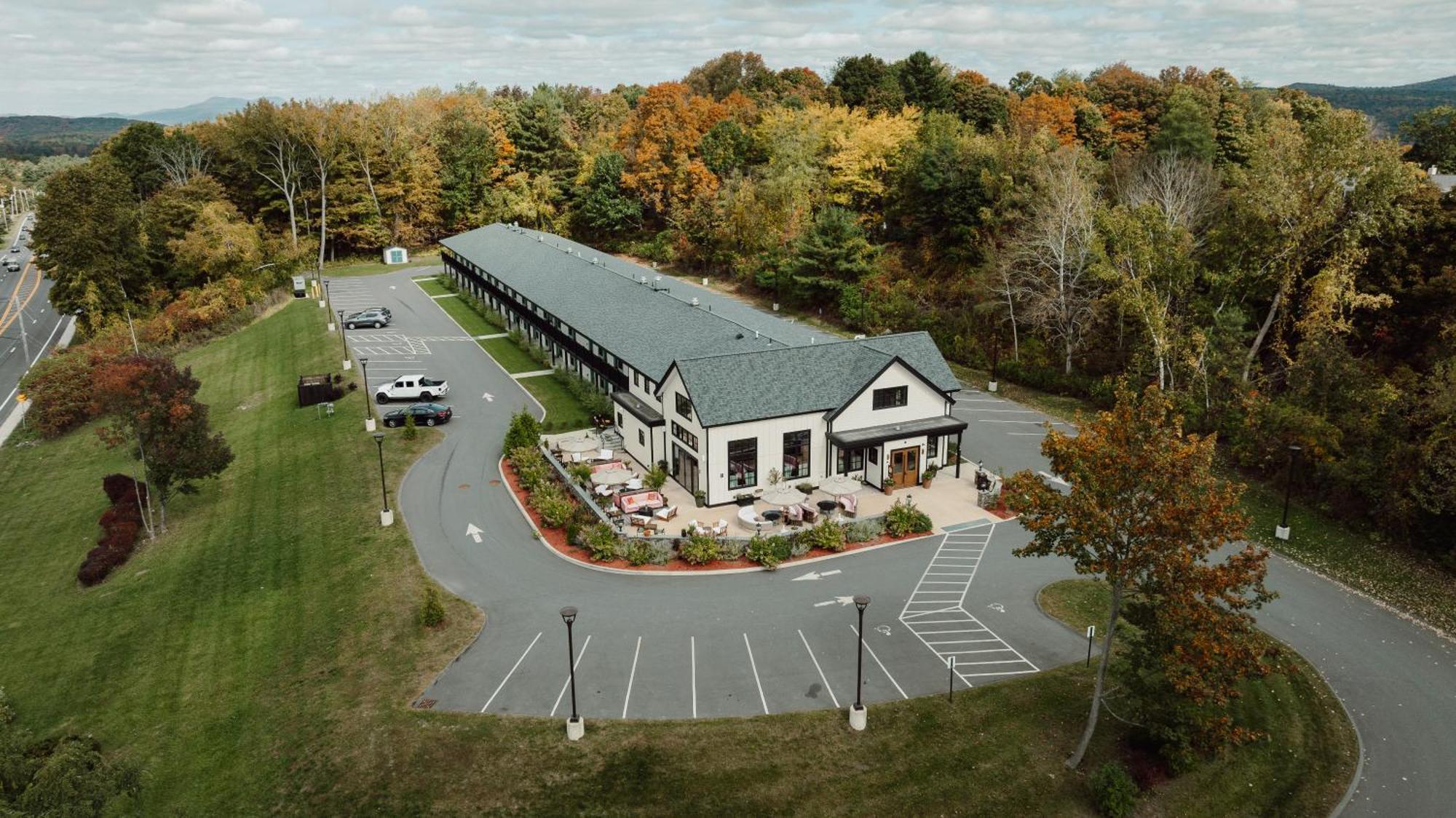 Hotel Berkshires Untold Lenox Exterior foto